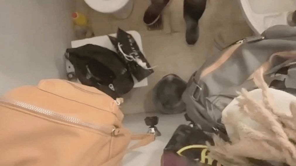 �Despedido! Fue grabado mientras pasaba por sus partes �ntimas la ropa de sus empleadas