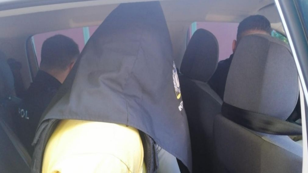 Este es el individuo que fue capturado por los investigadores policiales.