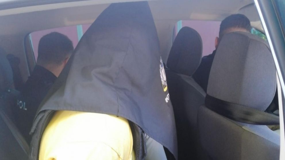 Este es el individuo que fue capturado por los investigadores policiales.