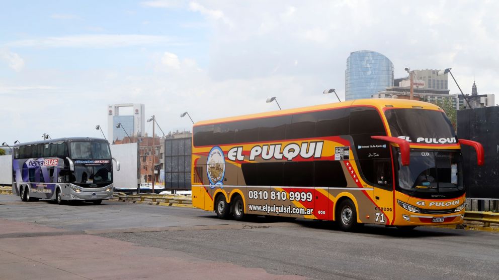 zzzznacg2 NOTICIAS ARGENTINAS, Buenos Aires, 7 febrero (NA) -- El ministro de Transporte, Mario Meoni, aseguró hoy que el Gobierno trabajará "en una nueva reglamentación para los micros de dos pisos" con el objetivo de "determinar si es posible que los a