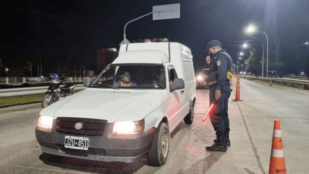 En un control vehicular una mujer se puso violenta y terminó lesionado a un efectivo.
