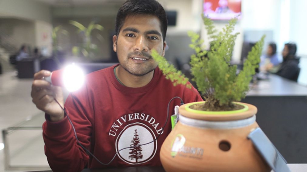 El joven peruano junto a su revolucionario invento.