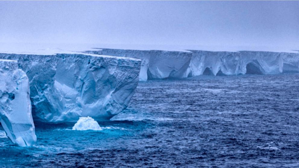 Tras estar un tiempo a la deriva, el iceberg más grande del mundo comenzó a desplazarse hacia el Atlántico Sur, según expertos.