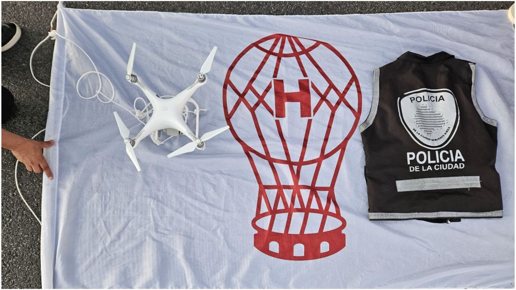 Secuestraron un drone que apareció con la bandera de Huracán en el partido con Vélez.
