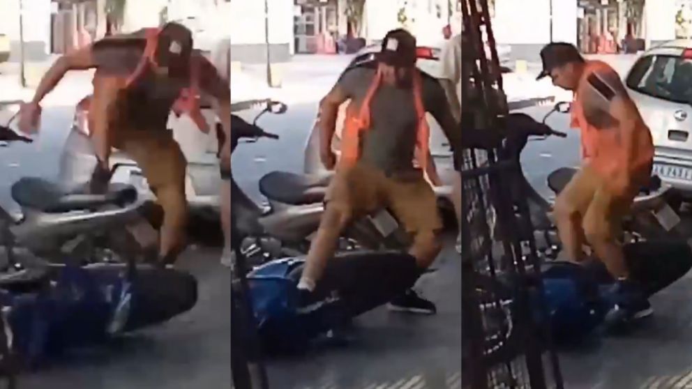 El "trapito" destrozando la moto de un compañero.
