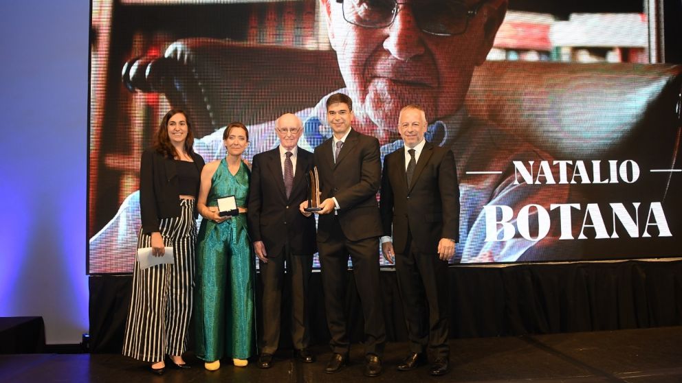 Natalio Botana fue reconocido por Adepa. En el escenario con la historiadora Camila Perochena; Ana Tronfi, secretaria general de Adepa y ADN Sur; Daniel Dessein, La Gaceta; y Martín Etchevers, presidente de Adepa.