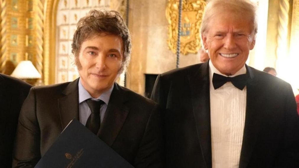 Javier Milei fue invitado por Donald Trump a su asunción como presidente en enero (X).