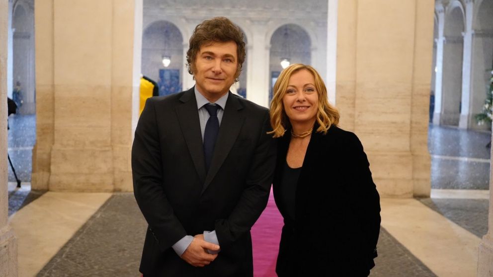 El presidente Javier Milei con la primera ministra de Italia, Giorgia Meloni, en Roma.