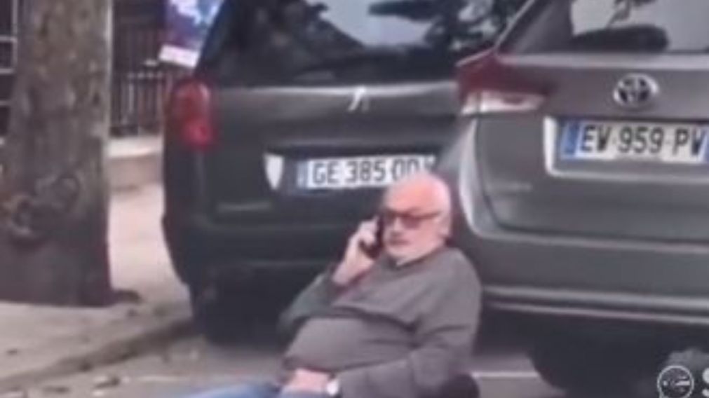 El hombre tomó una medida drástica para asegurarse un lugar de estacionamiento.