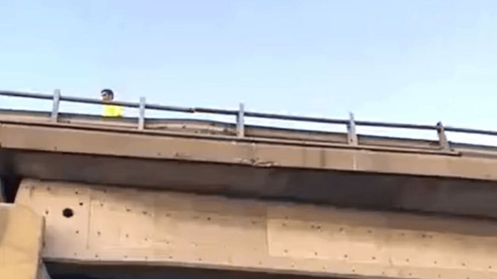 El motociclista cayó de un altura cercana a los 5 metros (Captura de video).