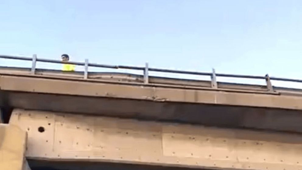 El motociclista cayó de un altura cercana a los 5 metros (Captura de video).