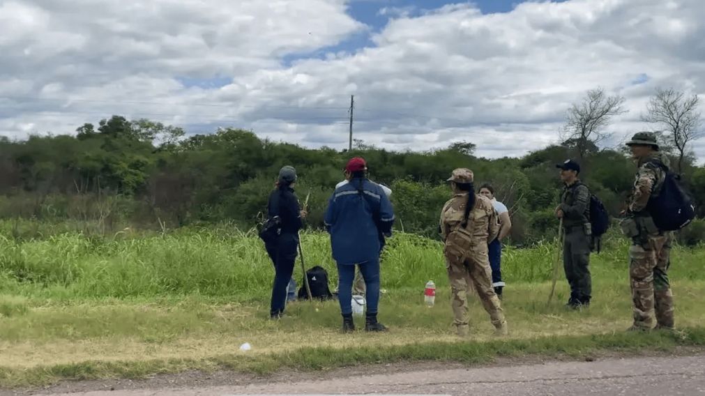LOS EXPERTOS TRABAJARON DURANTE TODO EL DÍA ALREDEDOR DE LA RUTA 16 PARA ENCONTRAR RESTOS DE MARÍA CASH.