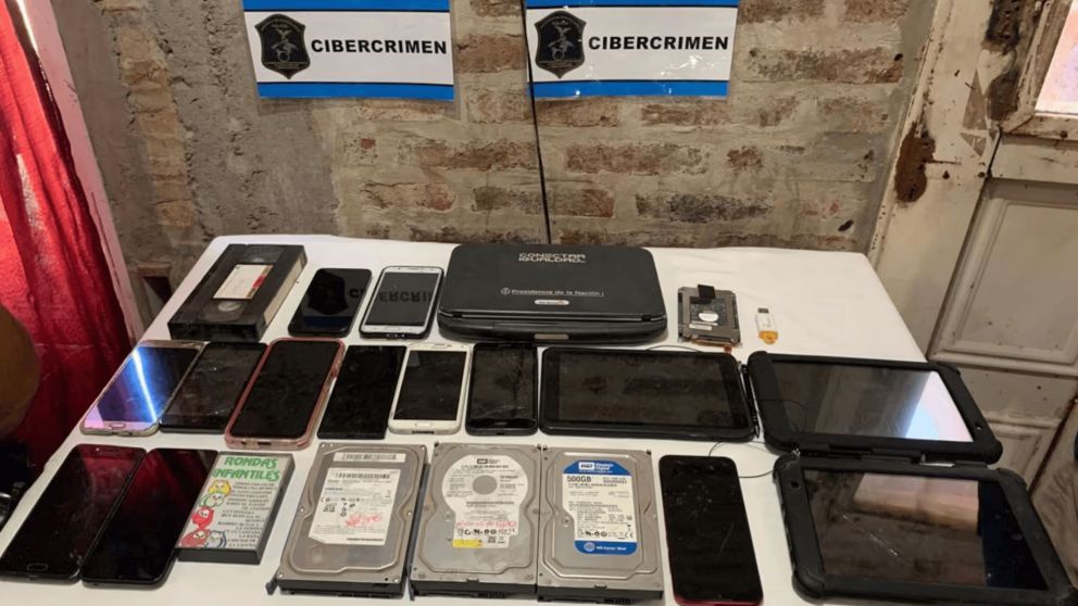 Parte de los secuestrado en los allanamientos a los acusados de pedofilia.