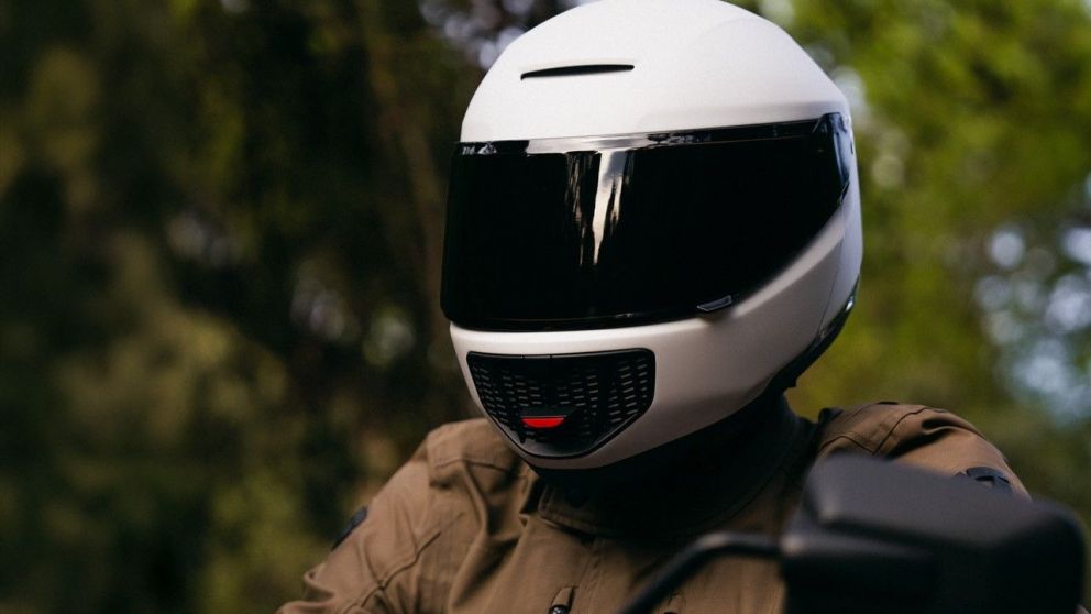 Se espera la salida del casco para el año que viene (X).