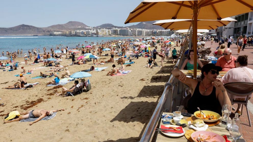 Una turista alemana de 64 años dormía en la playa cuando fue atropellada por la camioneta de repartos (Imagen Reuters).