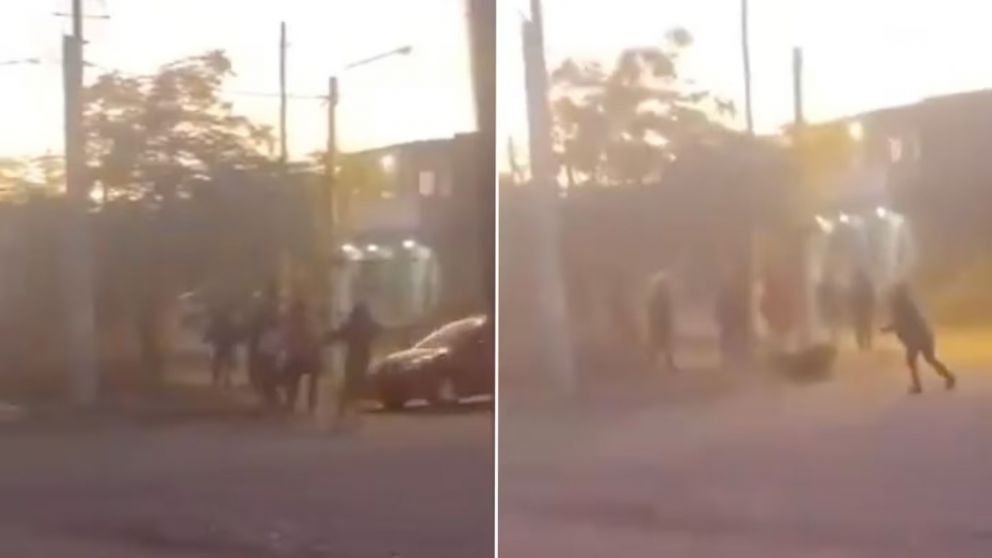 El conductor atropelló al grupo de jóvenes y se dio a la fuga.