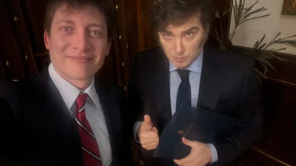 Javier Milei preparó el discurso para la cadena nacional en la Casa Rosada con su asesor Santiago Caputo.
