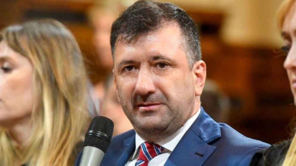 Se llegó a la resolución de expulsar a Edgardo Kueider del Partido Justicialista de Entre Ríos por "el incumplimiento de las obligaciones partidarias, por inconductas, indisciplinas y violación de principios y resoluciones de los organismos partidarios”.