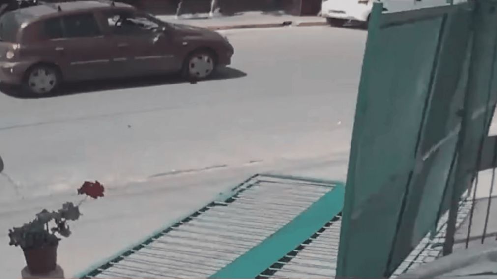 Así quedó el portón después de que la mujer lo pasara por arriba con su auto.