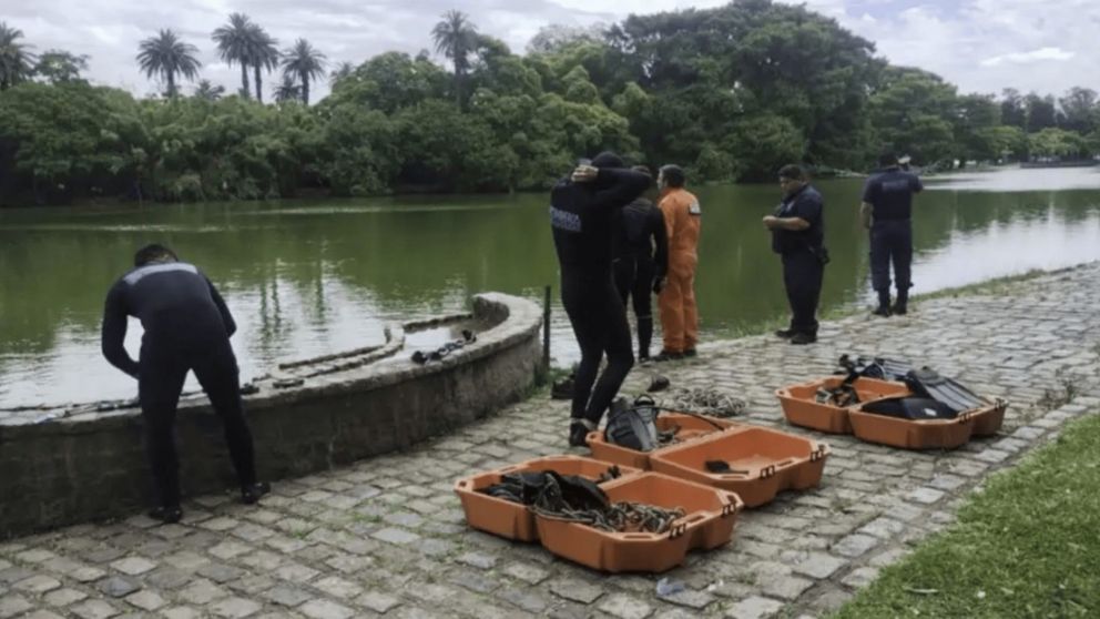 Buzos tácticos forman parte del operativo de búsqueda en los lagos de Palermo (NA).