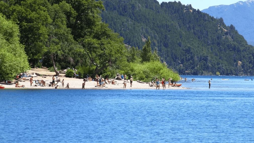 Disfruta de los d�as de verano a orillas del lago m�s transparente de la Patagonia.