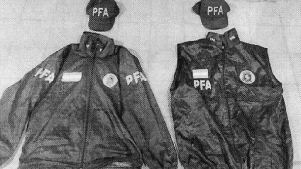 Camperas y gorras oficiales de la PFA usadas en el falso allanamiento (Gentileza Fiscales.gob.ar).