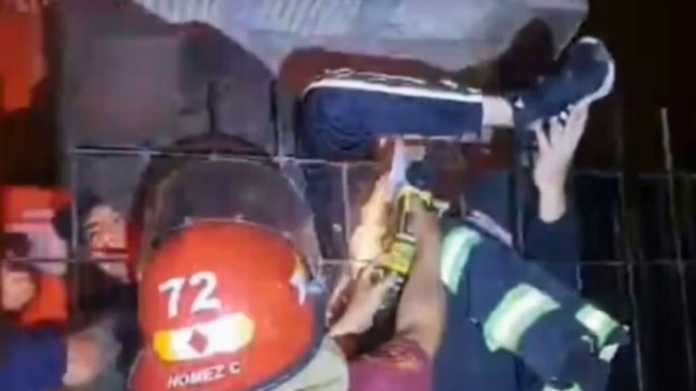 Los Bomberos utilizaron una amoladora para sacar al joven de la reja (Captura de video).