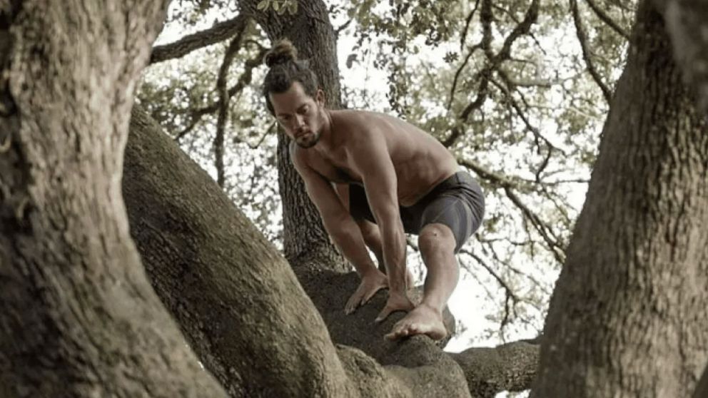 El "Tarzán cubano" duerme a 10 metros de altura sobre los árboles.