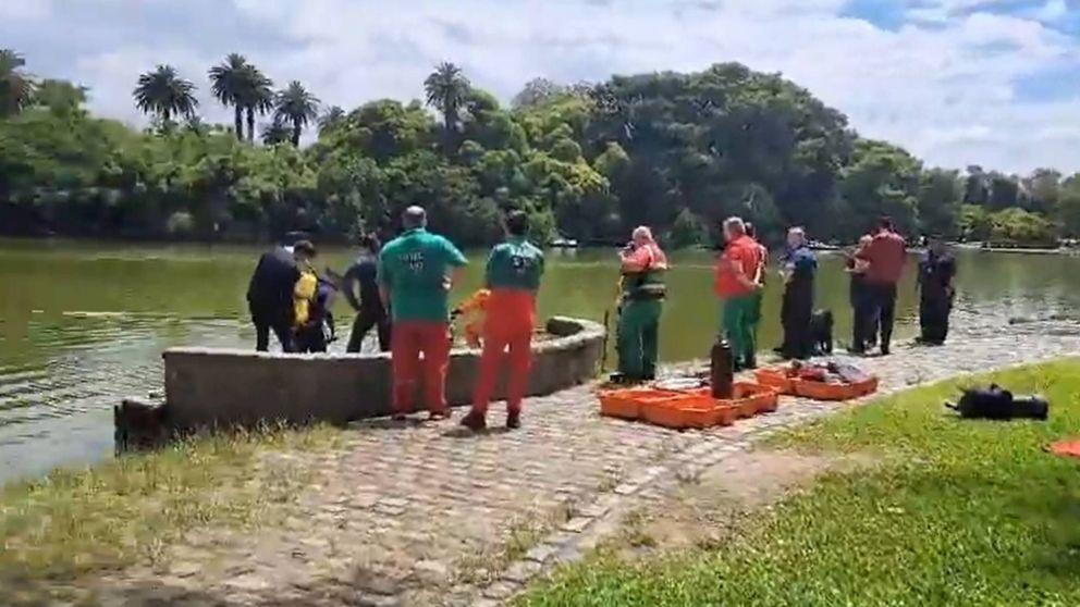 ¡VIDEO! Se tiró a los lagos de Palermo y así intentan rescatarlo