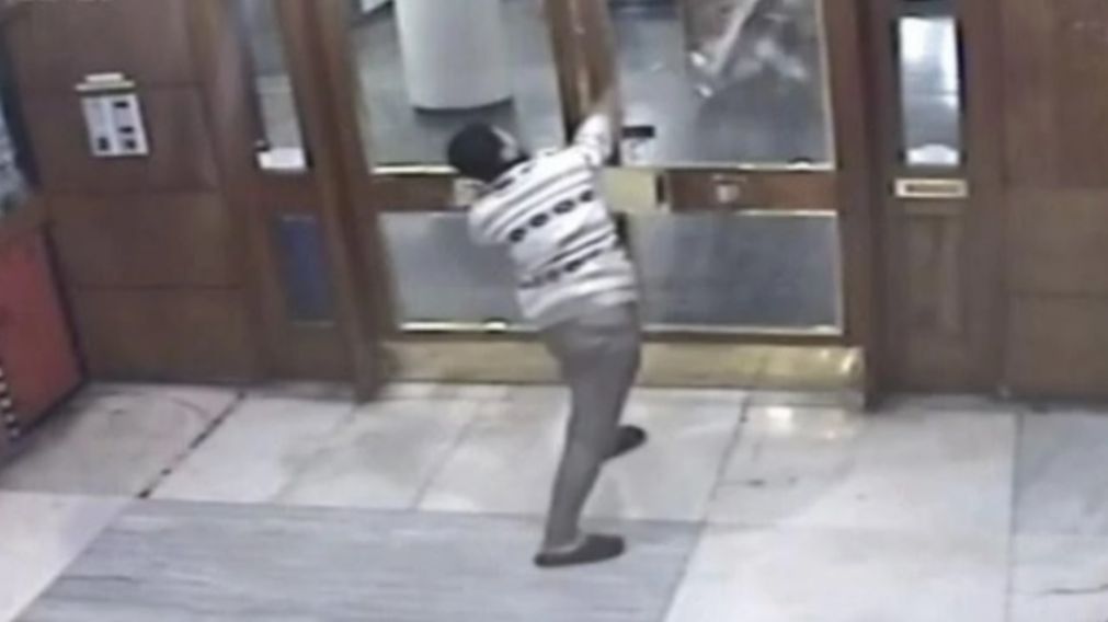 El momento exacto en el que el agresor rompe el vidrio con una baldosa (Captura de video 0223).