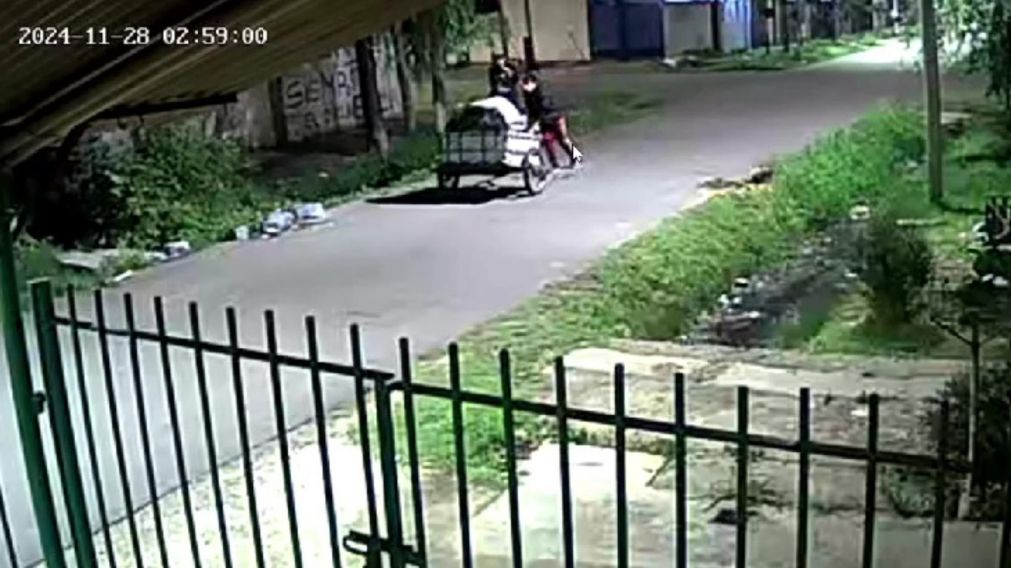 Así llevaron el cadáver de la menor a bordo de un carro de basura.