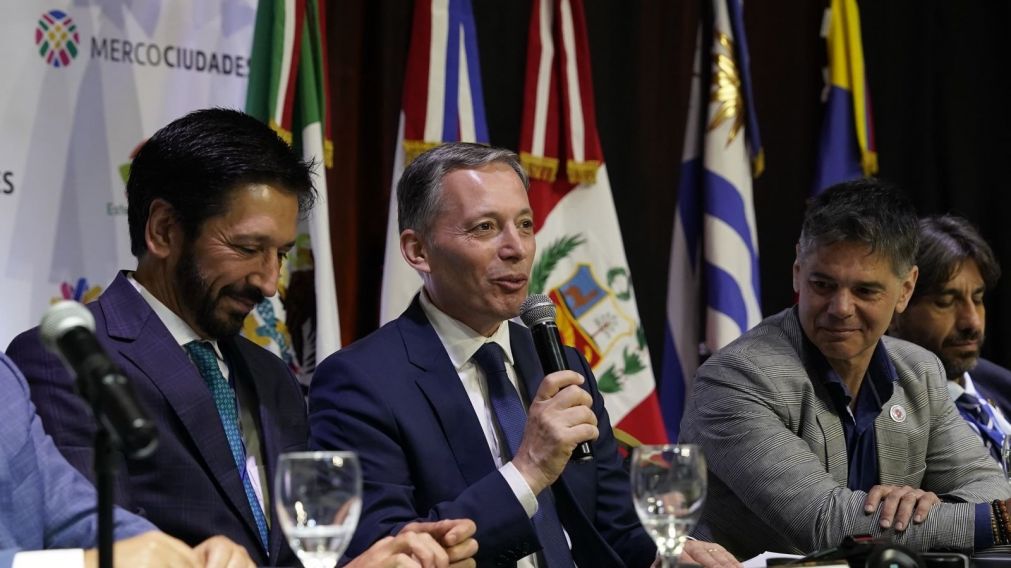 "Debemos trabajar codo a codo", asegur� Gray.