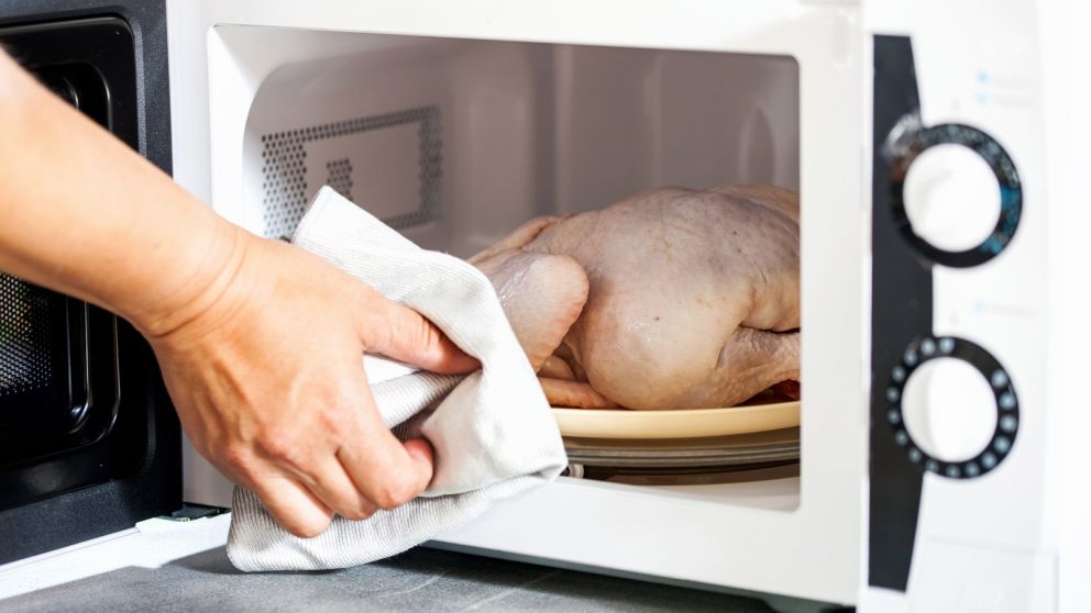 El truco que pocos conocen para descongelar comida en el microondas.