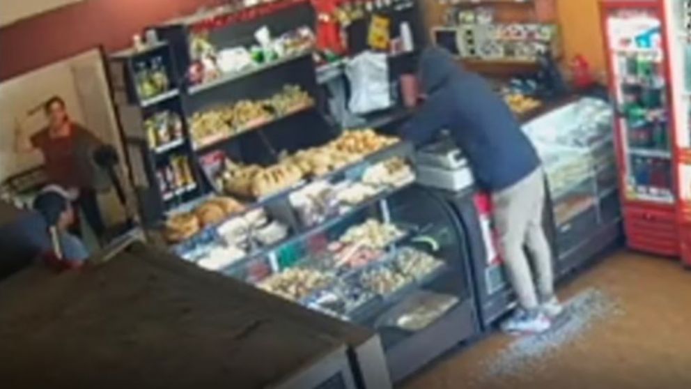 La cámara de seguridad captó el ingreso de los delincuentes.