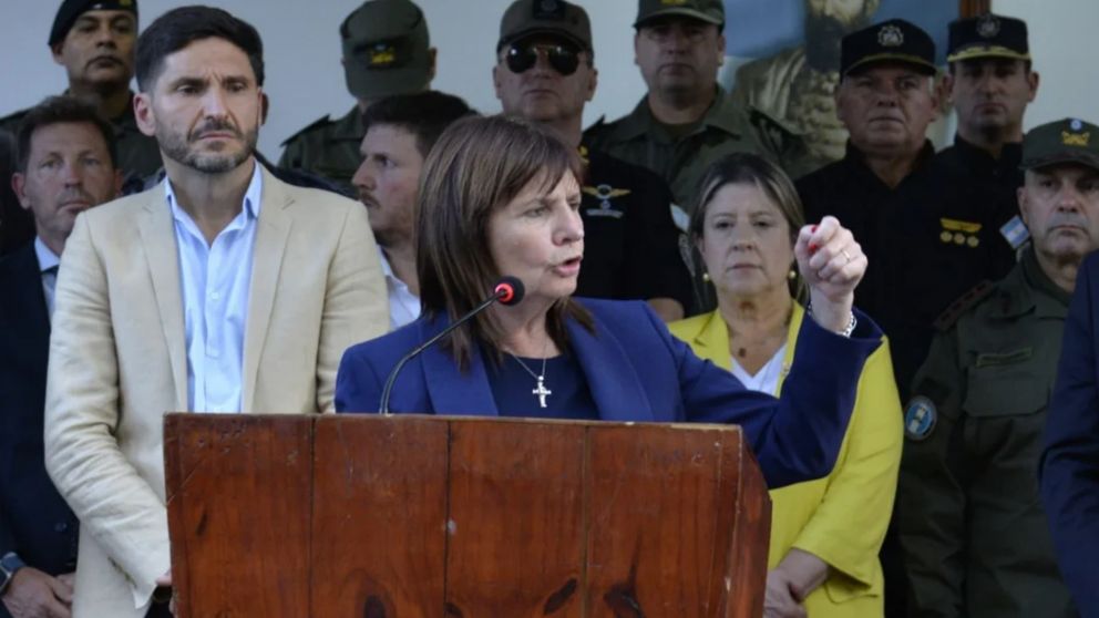 Patricia Bullrich durante su discurso, escoltado por Maximiliano Pullaro.