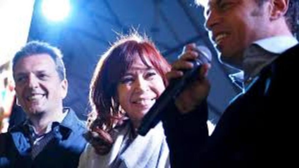 El líder del Frente Renovador y el gobernador bonaerense no confirmaron si van a ir.