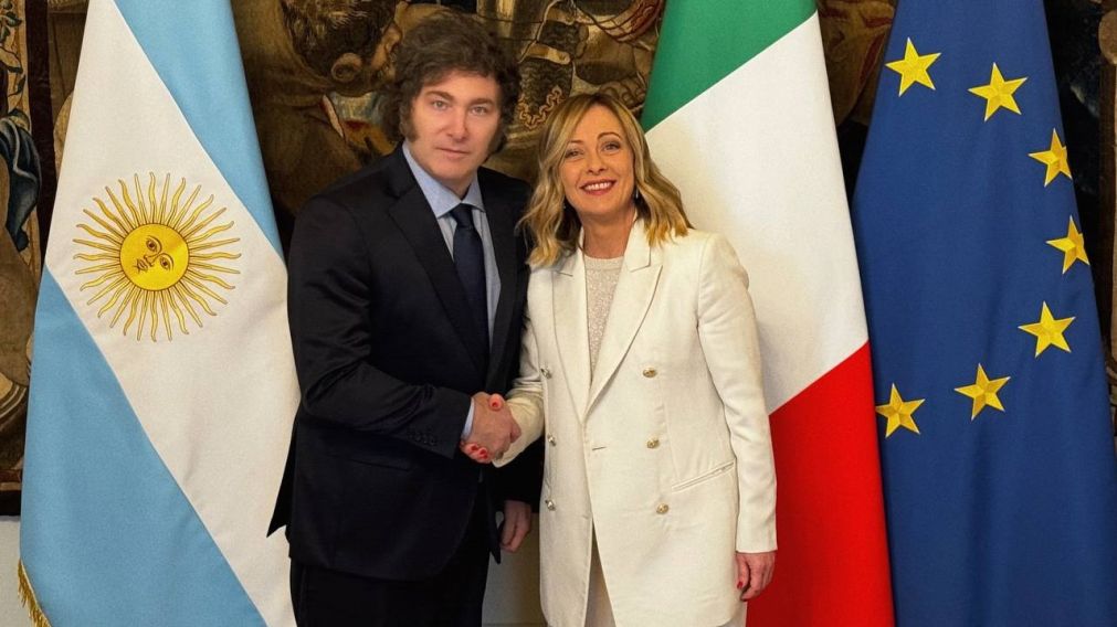 Javier Milei recibe a la primera ministra de Italia, Georgia Meloni, en la Argentina.