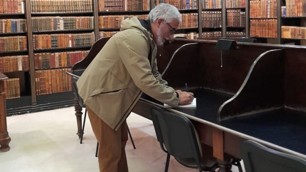 Mientras el posteo del escritor que fue solo a la presentación de su novela se viralizaba, el libro “El asesino de viejos” se agotó.