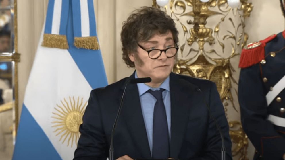 Javier Milei habló en el Salón Blanco por la entrega de sables a Fuerzas Armadas.