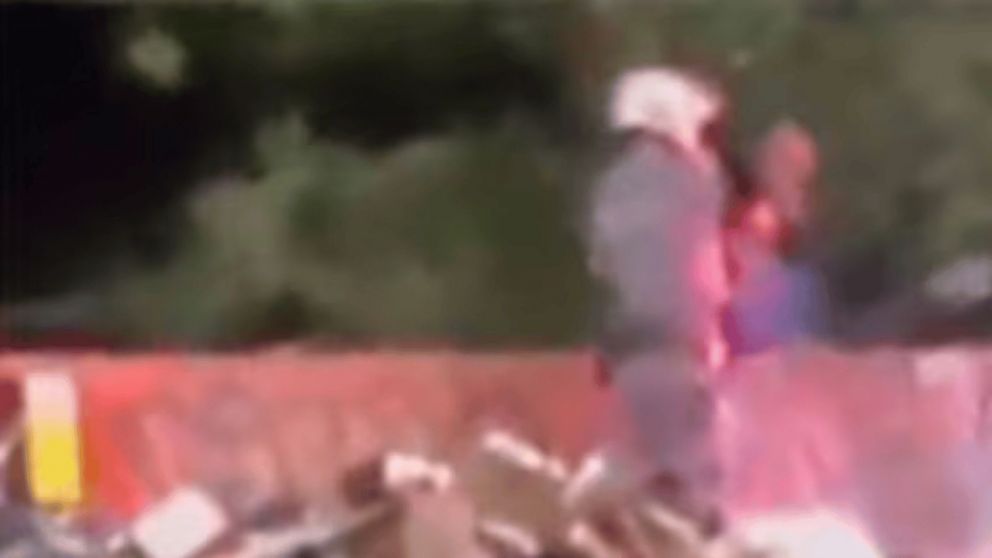 Un policía tiró a un hombre desde un puente y generó una fuerte indignación en Brasil (Imagen captura vídeo).