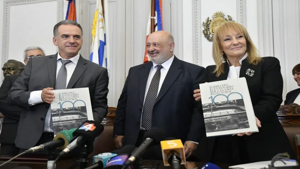 Yamandú Orsi y Carolina Cosse fueron proclamados presidente y vicepresidente electos.