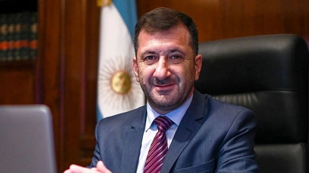 Kueider enfrenta dos causas por presunto enriquecimiento ilícito: una en la justicia federal, y otra en la provincia de Entre Ríos.