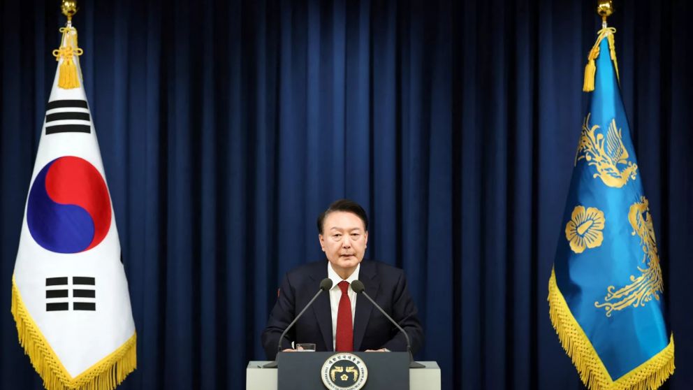 Yoon Suk Yeol declaró el "estado de ley marcial de emergencia" mediante un discurso televisado.
