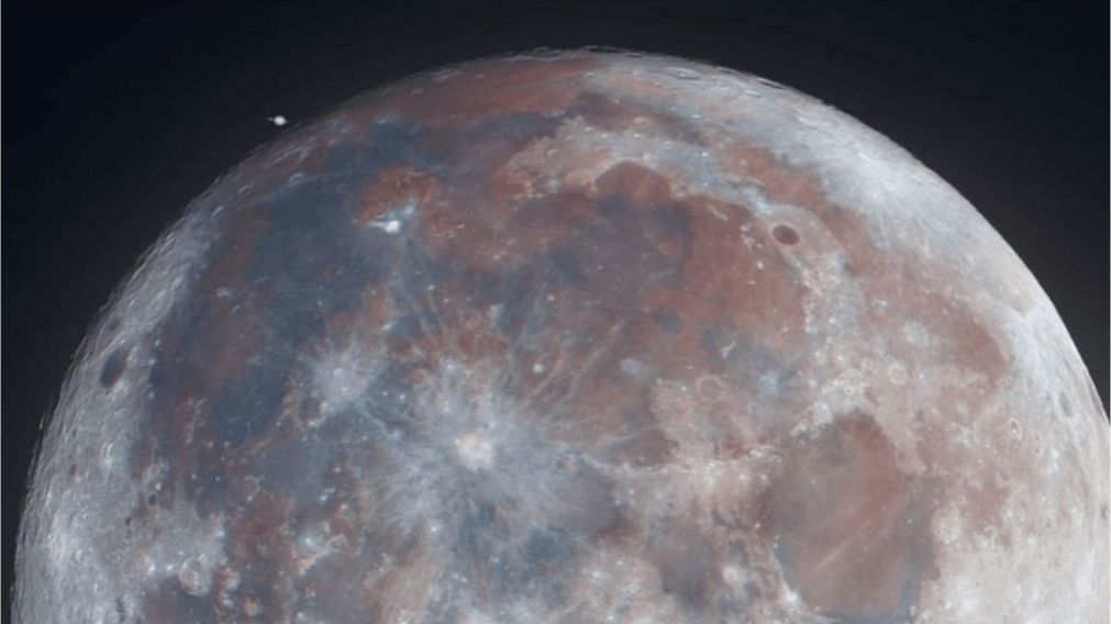 La imagen de Saturno detrás de la Luna que es furor en redes.