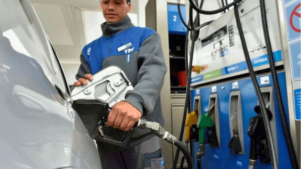 Desde este domingo, los precios de la nafta suben en todo el país (Imagen ilustrativa).