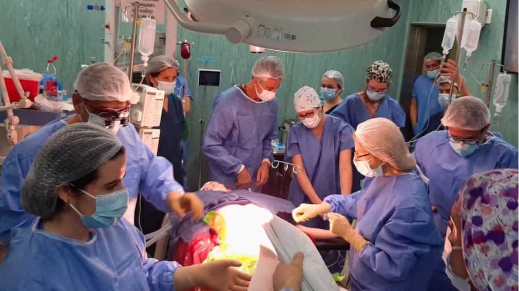 Más de 30 expertos realizaron con éxito la primera cirugía fetal en un hospital público, un hito en el sistema de salud argentino (Imagen: Hospital Fernández).