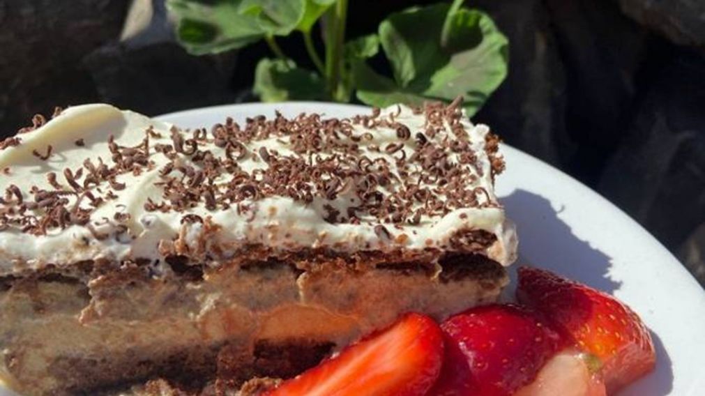Postre rico y cremoso de café y chocolate: una combinación infalible.