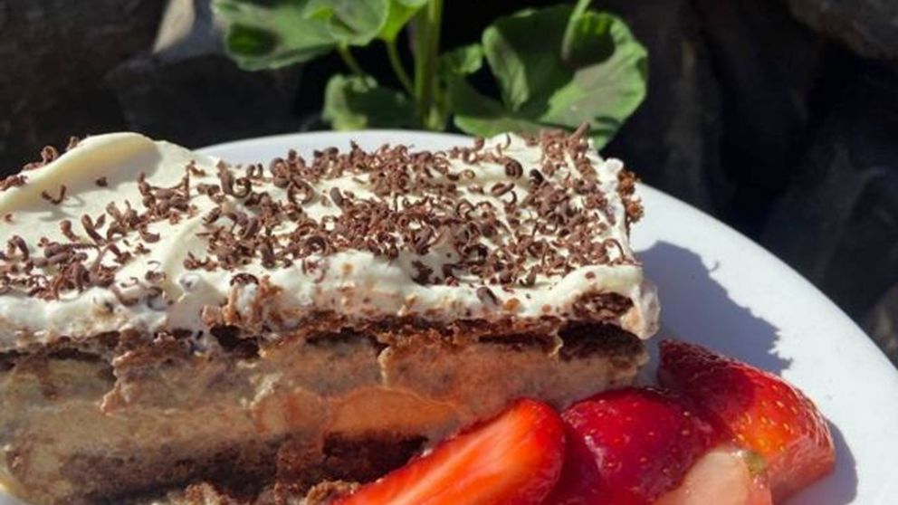 Postre rico y cremoso de café y chocolate: una combinación infalible.