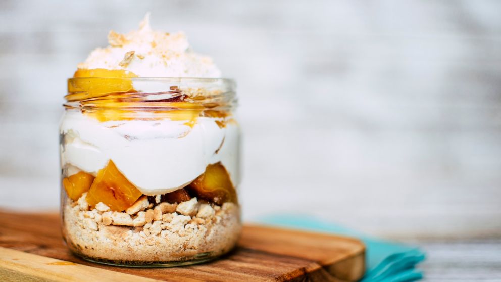 Postre express en 10 minutos: trifle de durazno y banana para refrecarse esta primavera.