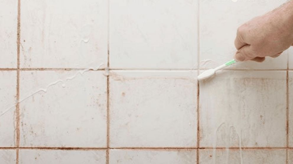¿Cuál es el truco que expertos recomiendan para eliminar el moho de azulejos? (Imagen ilustrativa).